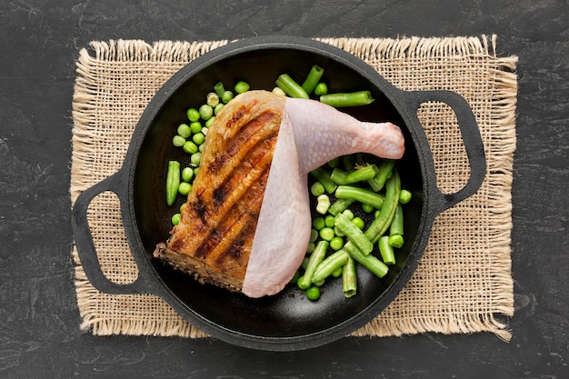 Vue de dessus de la viande et des légumes crus ou cuits