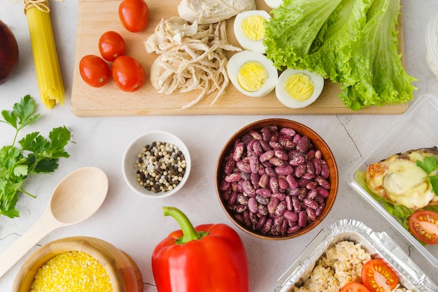 Vue de dessus de la viande et des légumes