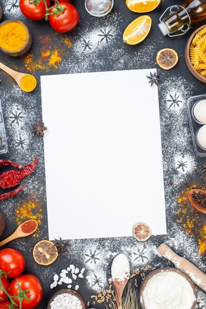 Photo gratuite vue de dessus vide blanc vide avec des oeufs légumes pâtes crues et assaisonnements sur fond sombre couleur végétale oeuf lait pâte repas salade nourriture