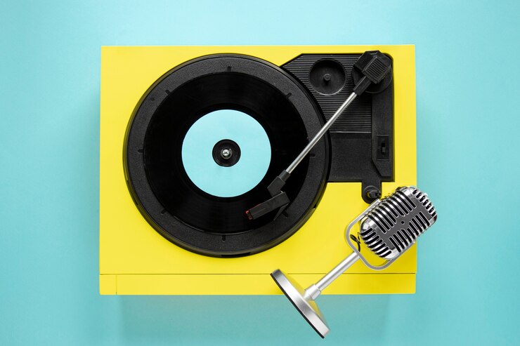 Photo gratuit vue de dessus vieux vinyle sur fond bleu