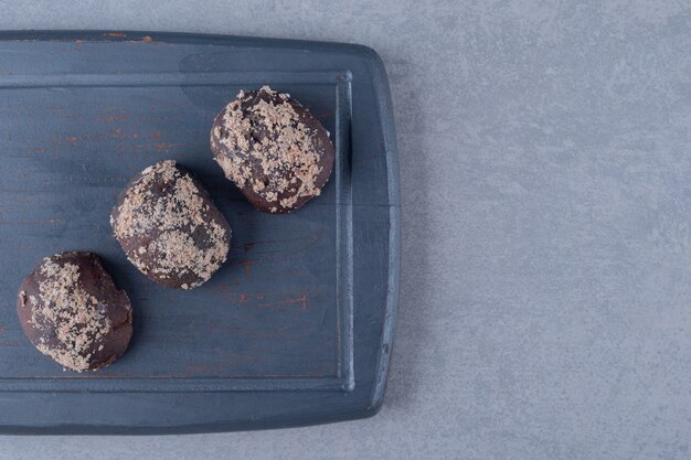 Vue de dessus vue de biscuits au chocolat frais sur surface grise