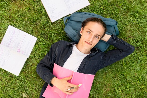 Vue de dessus vue jeune étudiant se détendre sur le campus