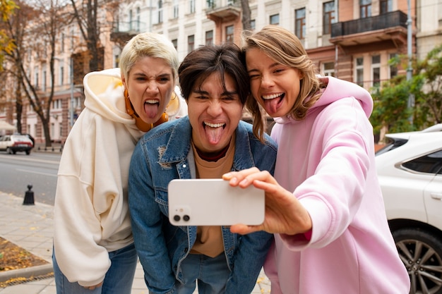 Vue de devant des amis cool qui se font un selfie