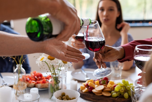 Photo gratuite vue de devant des amis à un dîner