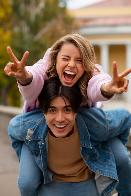 Photo gratuite vue de devant des amis faisant des grimaces ensemble