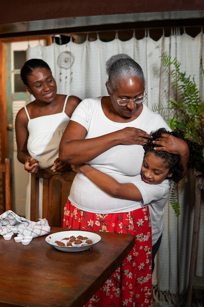 Photo gratuite vue de devant une famille brésilienne cuisinant de délicieux desserts