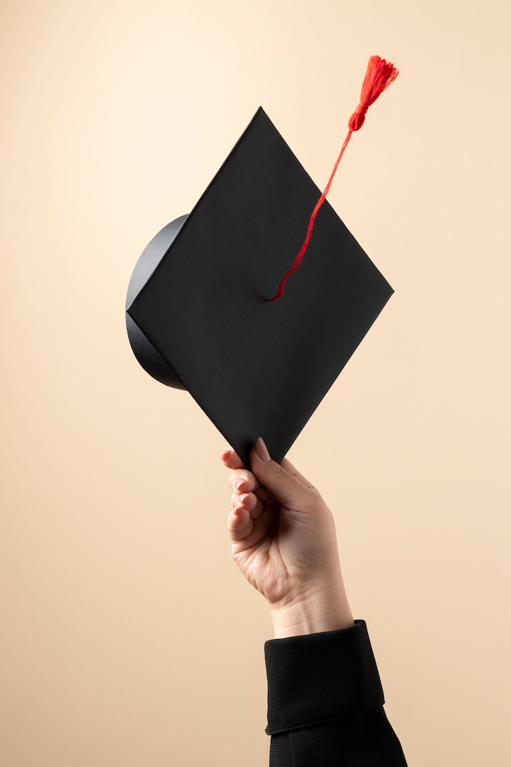 Photo gratuit vue de devant d'une femme attrapant une casquette de remise des diplômes pour la journée de l'éducation