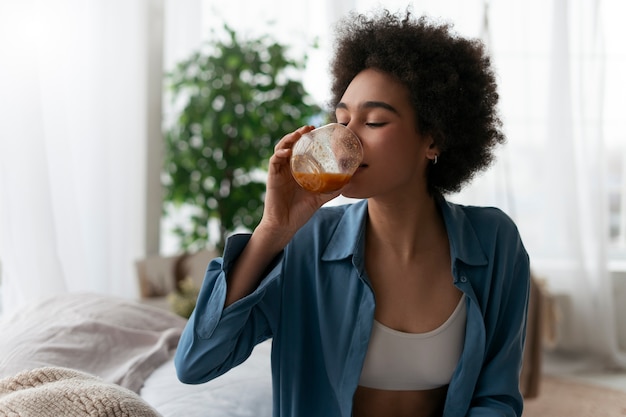 Photo gratuite vue de devant femme en bonne santé à la maison