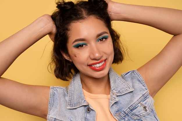 Vue de devant femme avec maquillage graphique des yeux