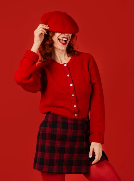 Vue de devant femme posant avec une tenue rouge