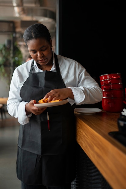 Photo gratuite vue de devant femme travaillant dans l'industrie des services