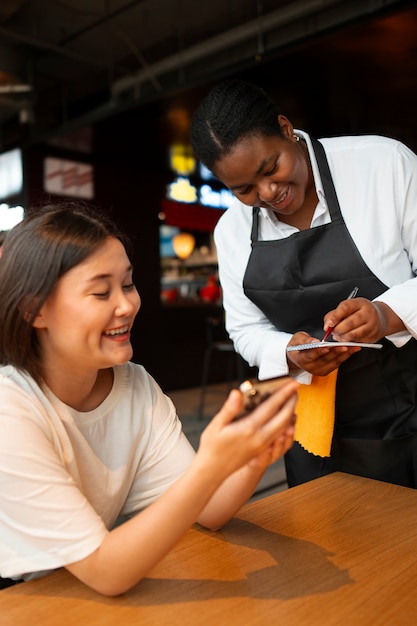 Vue de devant femme travaillant dans l'industrie des services