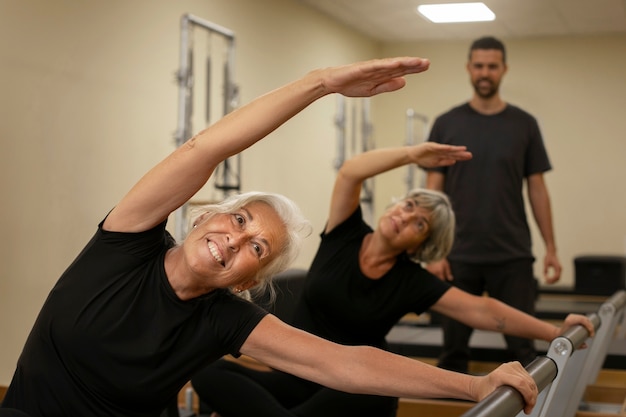 Photo gratuite vue de devant des gens en cours de pilates