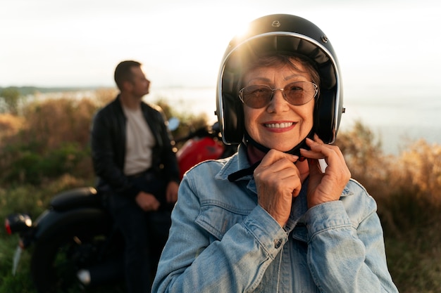 Photo gratuite vue de devant des gens avec une moto à l'extérieur