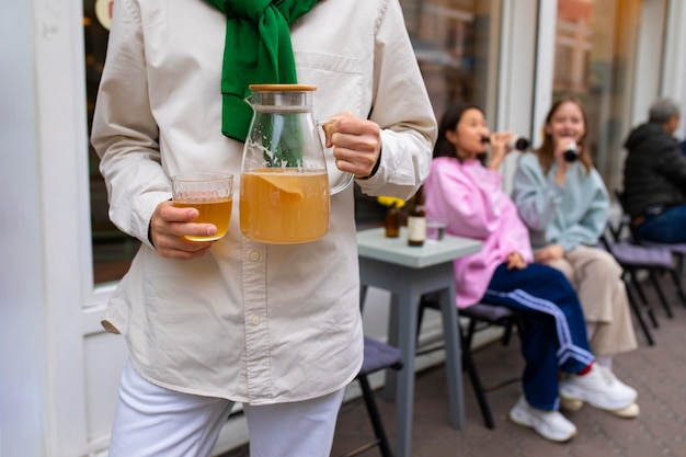 Photo gratuite vue de devant homme tenant le kombucha