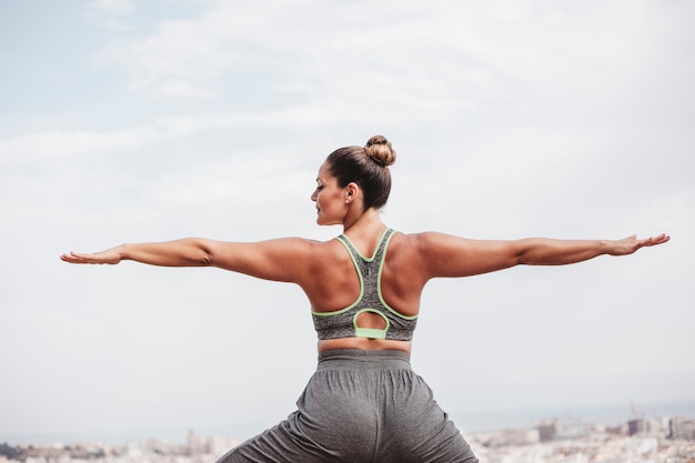 Photo gratuite vue de dos de femme faisant l'équilibre exercice