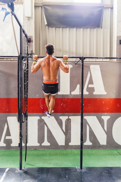 Photo gratuite vue de dos de l'homme faisant pull ups