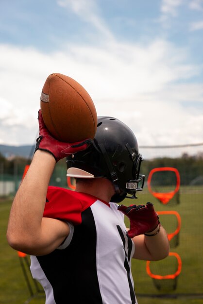 Vue du ballon de football américain avec casque