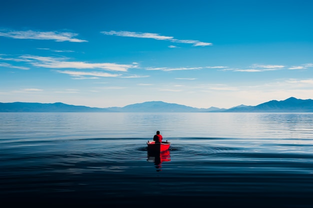 Photo gratuite vue du bateau flottant sur l'eau avec un paysage naturel