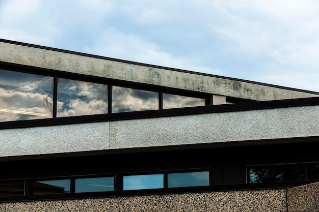 Vue du bâtiment en pierre avec une surface de plâtre grossière