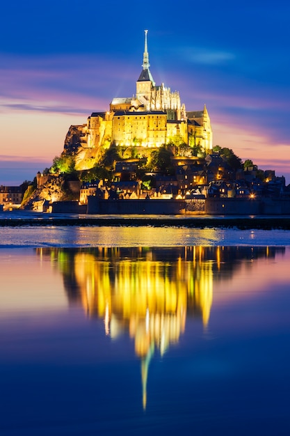 Vue du célèbre Mont-Saint-Michel de nuit, France.