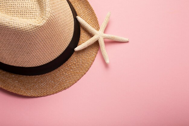 Vue du chapeau d'été avec étoile de mer et espace de copie