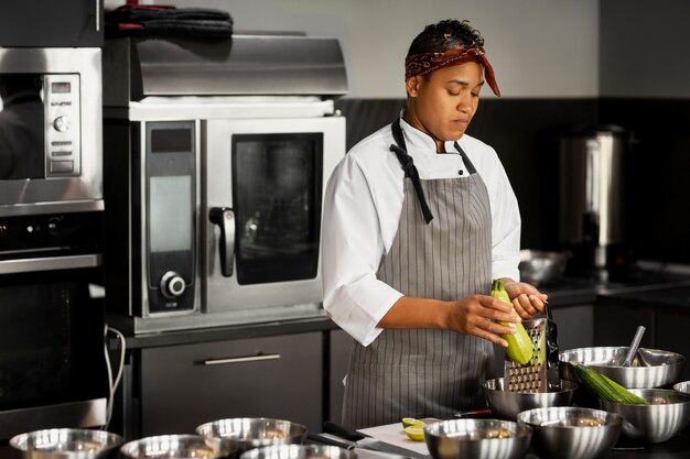 Vue du chef travaillant dans la cuisine