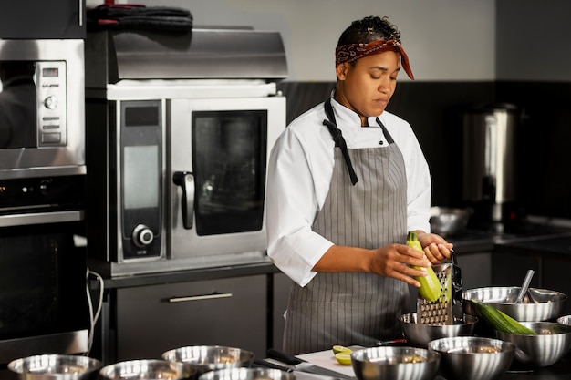 Vue du chef travaillant dans la cuisine