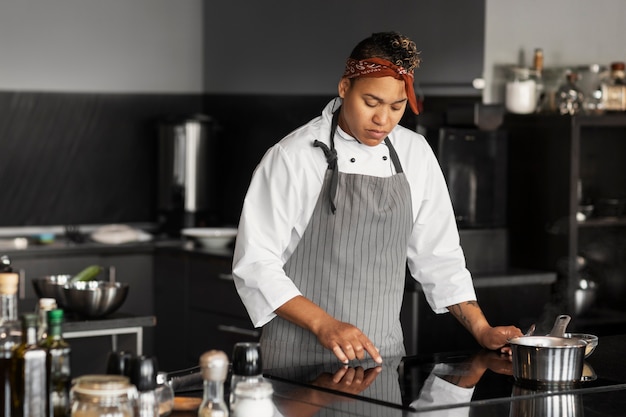 Vue du chef travaillant dans la cuisine