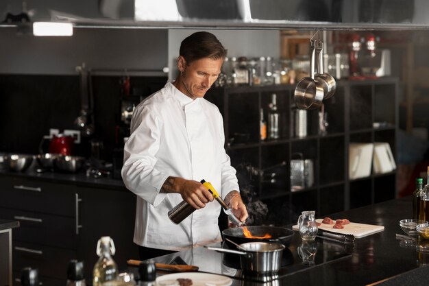 Vue du chef travaillant dans la cuisine