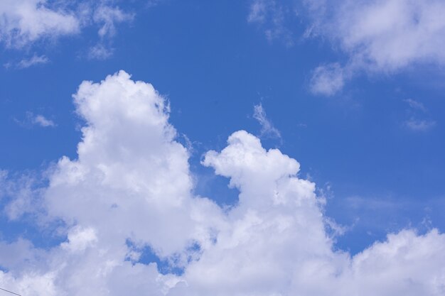 Vue du ciel bleu et des nuages; fond de nature