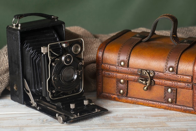 Vue du coffre au trésor vintage avec caméra