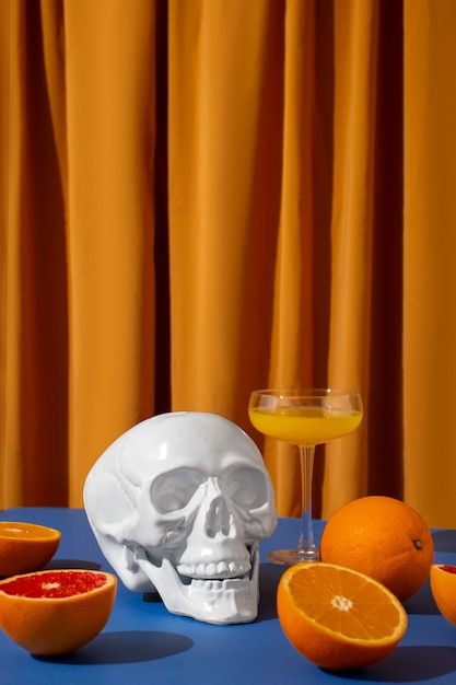 Photo gratuite vue du crâne blanc avec cocktail d'agrumes