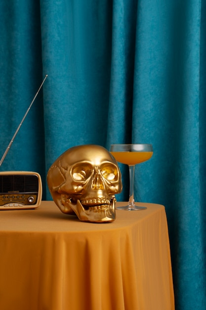 Photo gratuite vue du crâne doré avec cocktail d'agrumes