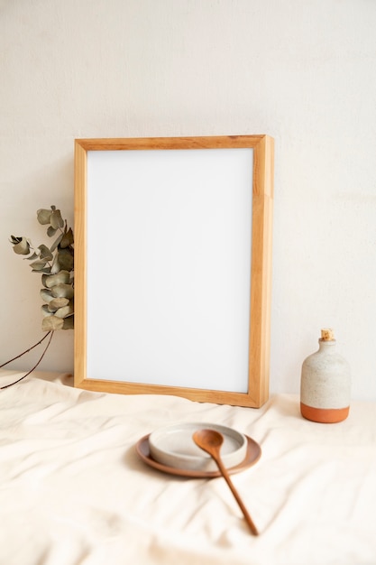 Vue du décor de la chambre composé d'un cadre et d'assiettes avec une cuillère en bois