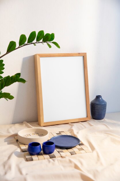 Vue du décor de la chambre composé d'un cadre et d'assiettes avec des tasses