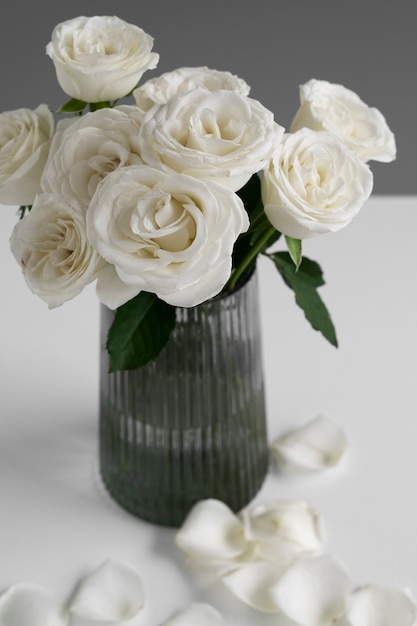 Vue du délicat bouquet de roses blanches dans un vase