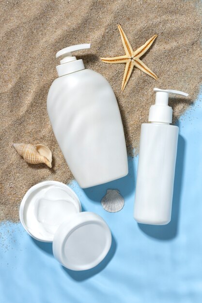 Vue du haut du produit de soin de la peau sur la plage