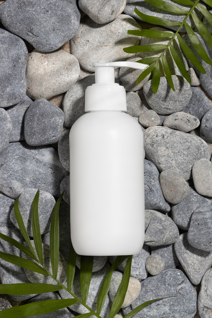 Photo gratuit vue du haut du produit de soin de la peau sur la plage