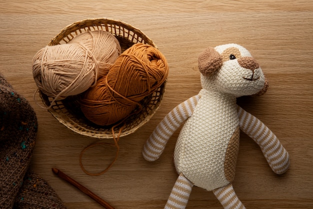 Photo gratuite vue du haut de la nature morte en peluche au crochet