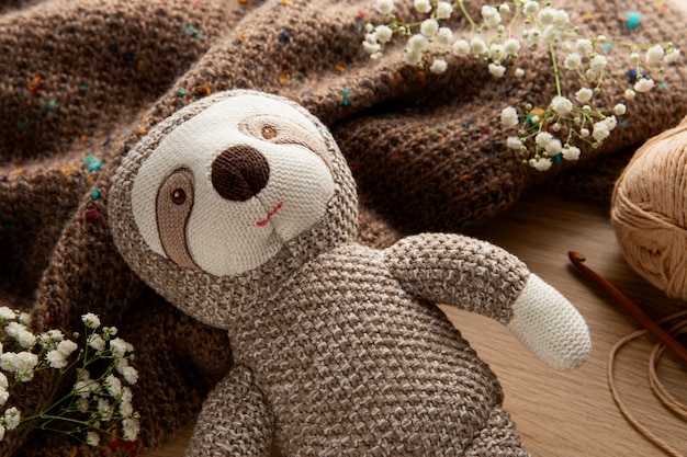 Vue du haut de la nature morte en peluche au crochet