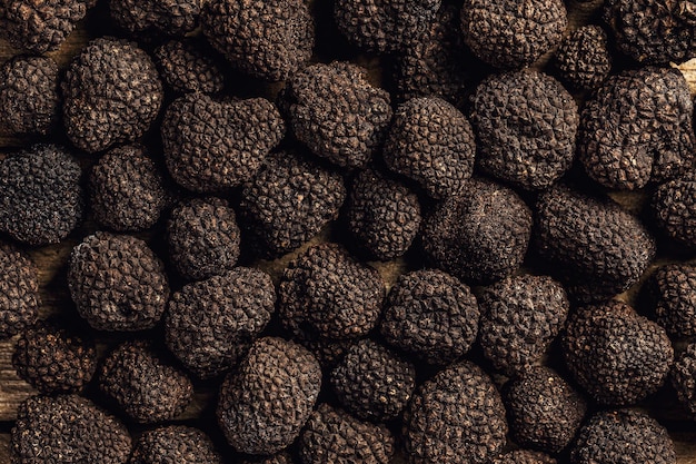 Photo gratuite vue du haut de nombreux champignons gourmands à la truffe noire