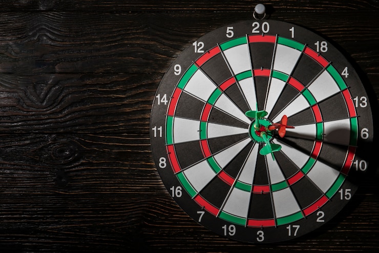 Photo gratuit vue du jeu de fléchettes avec des points de flèche bullseye