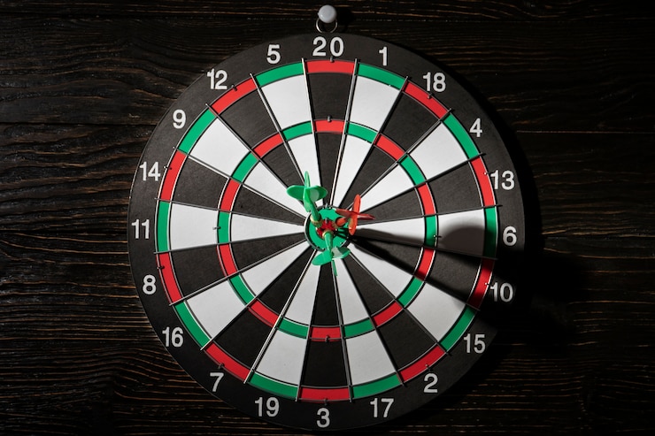 Photo gratuit vue du jeu de fléchettes avec des points de flèche bullseye