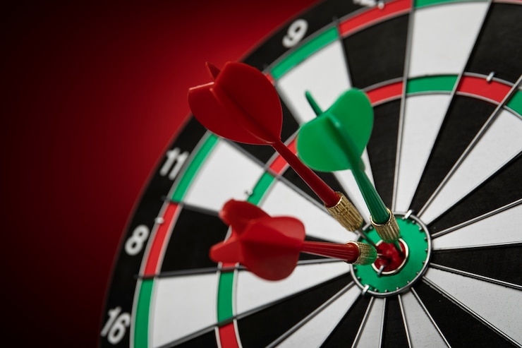 Photo gratuit vue du jeu de fléchettes avec des points de flèche bullseye