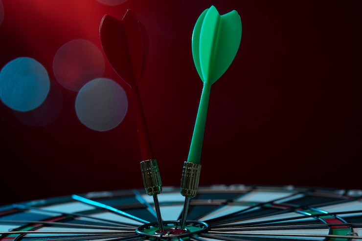 Photo gratuit vue du jeu de fléchettes avec des points de flèche bullseye