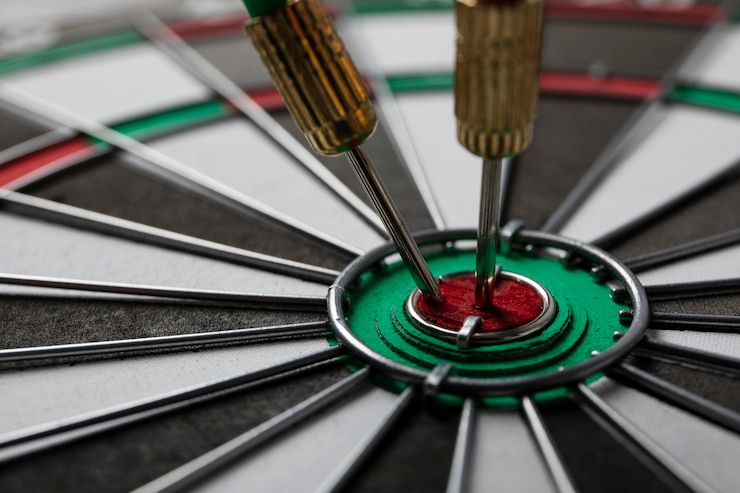 Photo gratuit vue du jeu de fléchettes avec des points de flèche bullseye