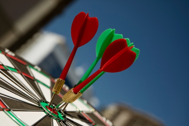 Photo gratuite vue du jeu de fléchettes avec des points de flèche bullseye