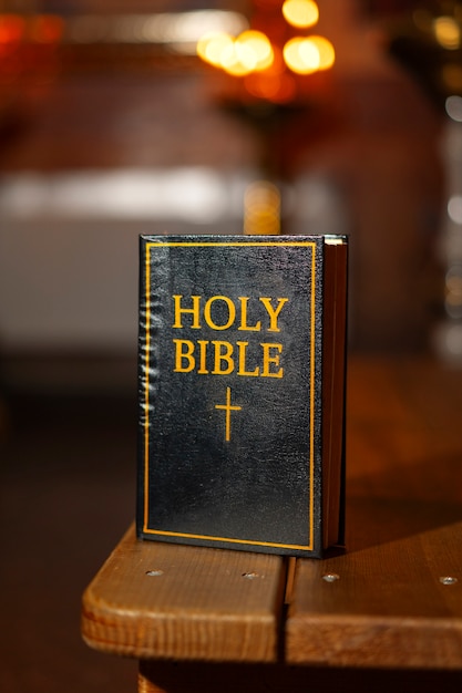 Photo gratuite vue du livre biblique à l'intérieur de l'église