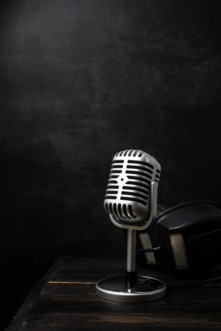 Photo gratuit vue du microphone rétro et de la technologie avec espace de copie